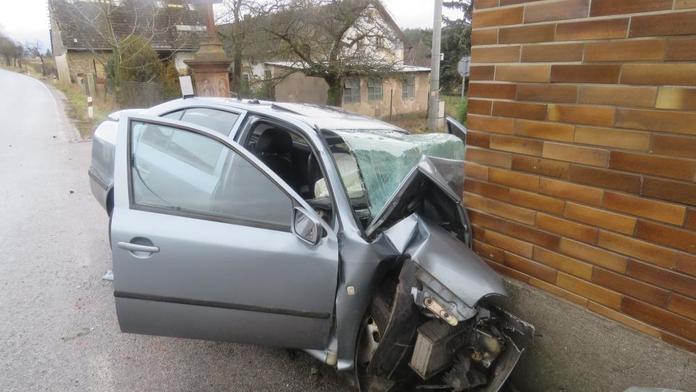 Řidič (28) u Náchoda sešrotoval auto o dům. Nepřežil!