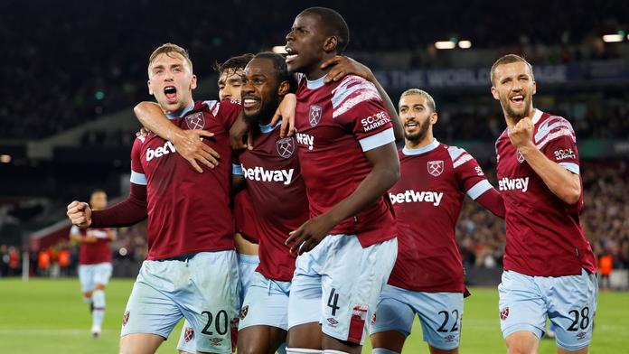 Fotbalisté West Hamu slaví gól
