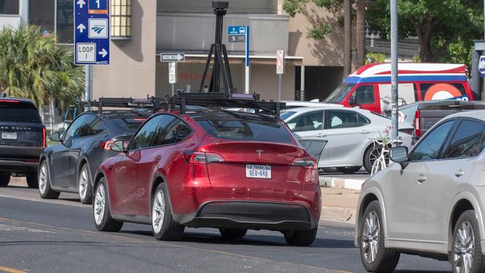 Tesla vypustila svoje robotaxíky. Za jízdu chce necelou stovku, není to ale bez problémů