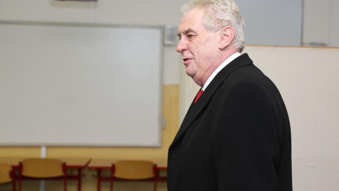 PRÁVO: Večeře se Zemanem? Ne díky, vzkázali odcházející ministři