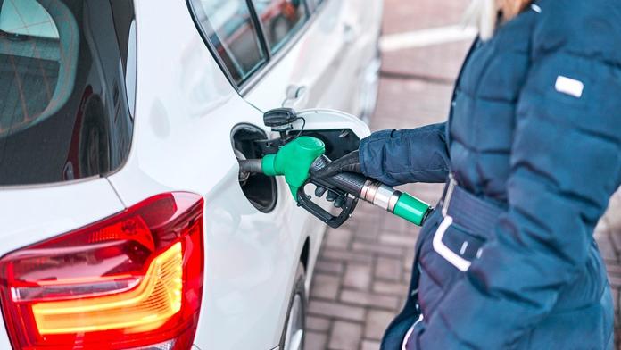 Chyba na pumpě rozpoutala šílenství. Benzín za 24 haléřů přilákal davy