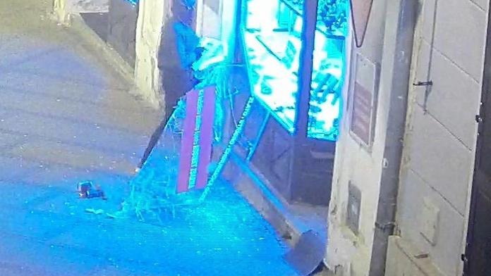 Ze zlatnictví ukradl šperky za půl milionu! Pomozte ho dopadnout