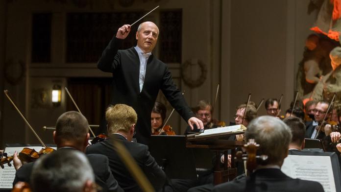 Bizarní koncert filharmonie. Roušky měli i hráči na flétny i lesní rohy