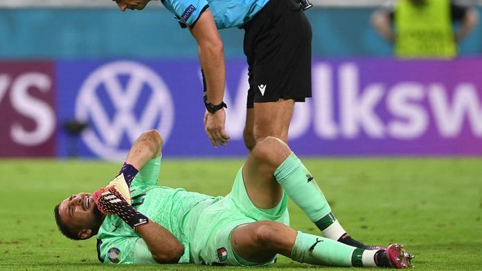 Italové fotbalem baví, kaňkou jsou simulace. Lidé by to přísně trestali