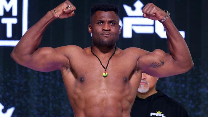 Ngannou při návratu drtivě vyhrál. Pak emotivně vzpomněl na zesnulého syna