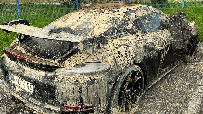 Skoro nové porsche za čtyři miliony leželo tři dny v bahně. Podaří se ho zachránit?