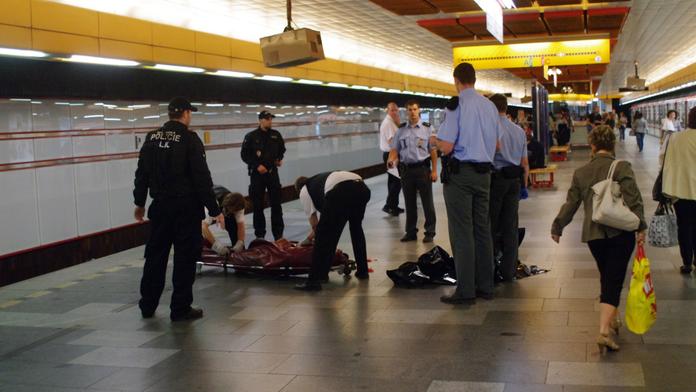 Sebevrah skočil pod metro na Zličíně. Na místě zemřel