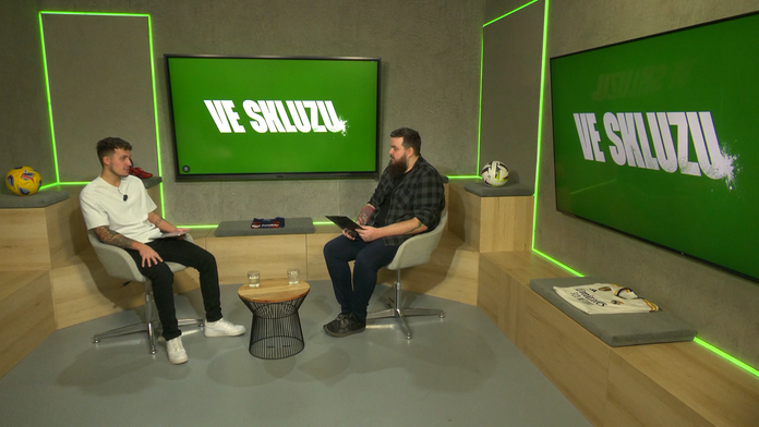 Vojtěch Tichava (vlevo) a Michal Jinoch v podcastu Ve skluzu