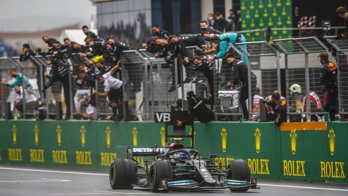 Bottas slaví první letošní vítězství. V čele mistrovství je opět Verstappen