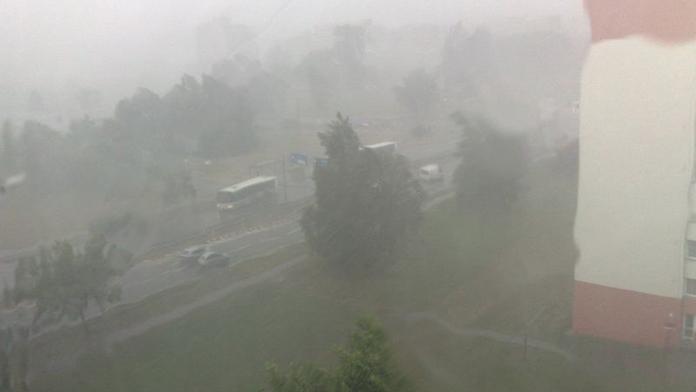 Průtrž se přehnala Hradcem, po silnicích tekly potoky