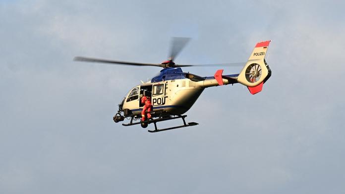 V Sasku se zřítila helikoptéra do řeky. Dva vojáky našli mrtvé, třetího hledají