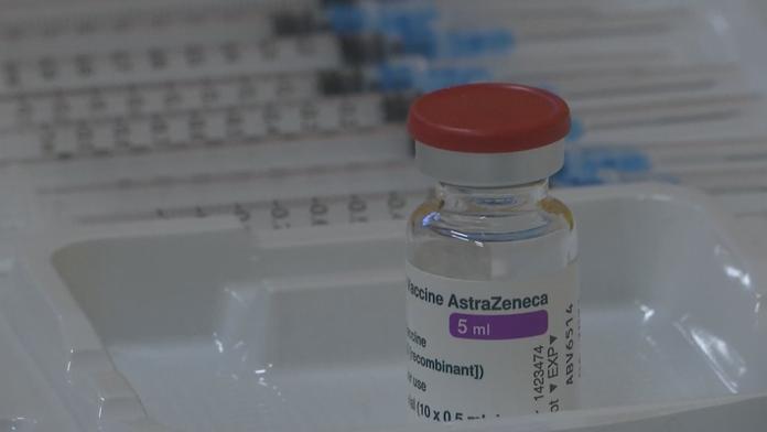 Británie řeší 30 případů sraženin. EMA očkování AstraZenecou hájí