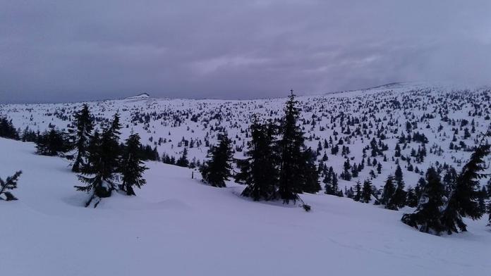 V Krkonoších leží místy i přes metr sněhu, Jizerky jsou na tom hůř