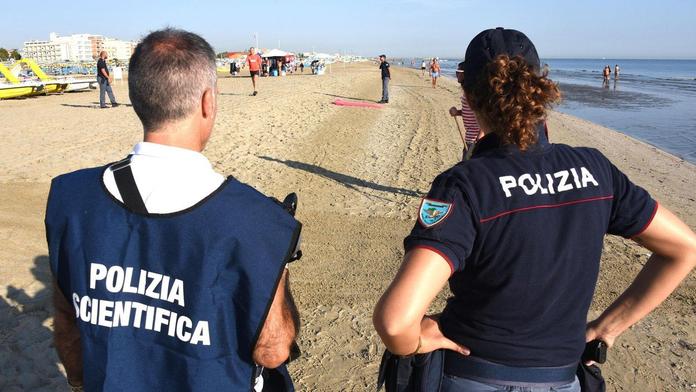 Panika v italském letovisku: Na pláž vběhli maskovaní muži a začali střílet