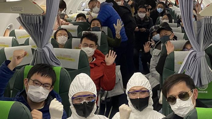 Řídil evakuaci Japonců z Wu-chanu. Teď spáchal úředník sebevraždu