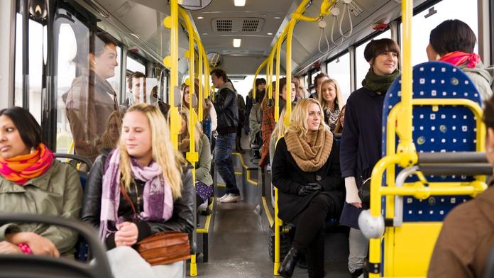 Chlapec dostal v autobuse záchvat. Pomohl mu jediný cestující, ostatní přihlíželi