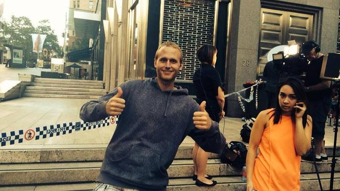 Rukojmí se báli o život, Čech si před kavárnou fotil "vtipné selfie"