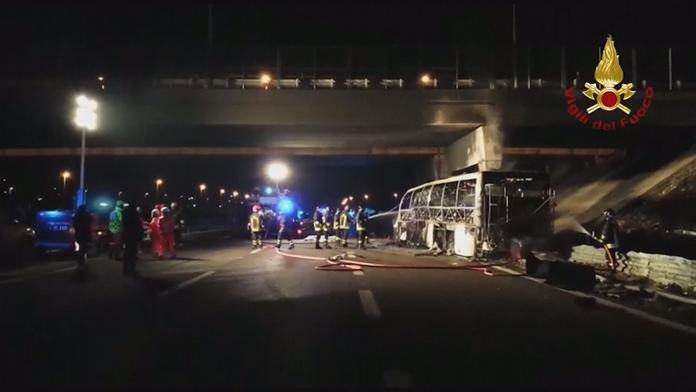 Tělocvikář vynesl žáky z hořícího autobusu, jeho děti uhořely!
