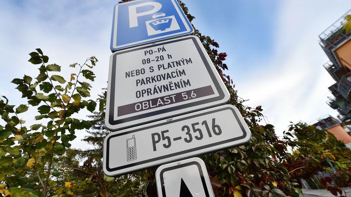 Radnice nemůžou vybírat pokuty za parkování! Kde se stala chyba?