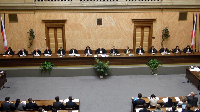Soudcům se platy o čtyři procenta snižovat nebudou. Rozhodl Ústavní soud