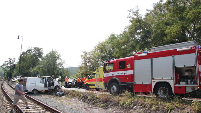 Ve Vráži na Berounsku skončilo auto po havárii na železniční trati, musel ho vytáhnout jeřáb