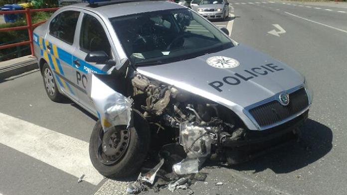 Opilý Ukrajinec ujel v Praze od nehody. Poté nabořil zasahující policisty