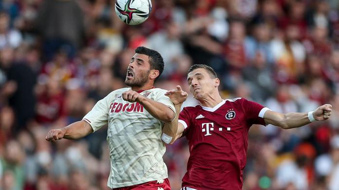 Kevin Volland a David Pavelka v hlavičkovém souboji