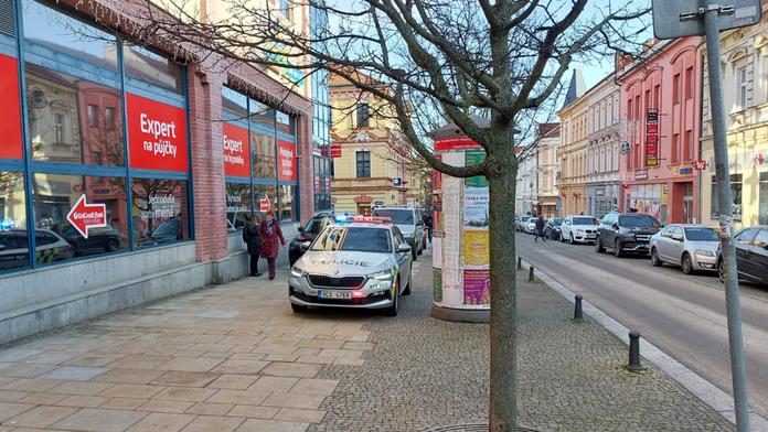 Policisté vyšetřují pád ženy ze střechy obchodního domu. Zraněním podlehla