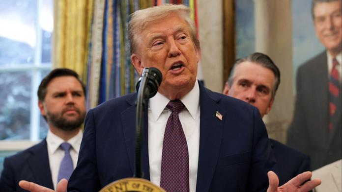 Trump posílá armádu do Íránu. Mluví otevřeně o útoku a zničení země