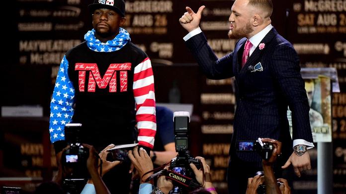 Mayweather a McGregor poprvé v sobě! Conor urážel Floydova otce!