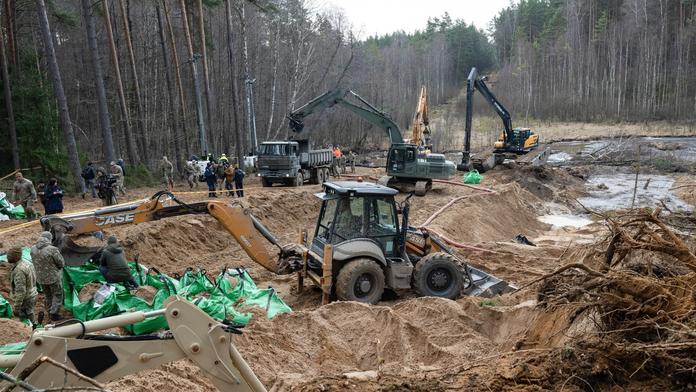 Vyprošťování amerického obrněného vozidla u města Pabradė