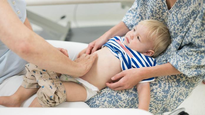 Chlapci (2) se nafouklo bříško a brzy nato zemřel. Rodina varuje před jeho nemocí