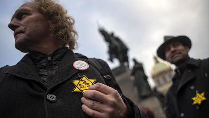 Odpůrci očkování nosí židovskou hvězdu. Trestné to není, tvrdí policie