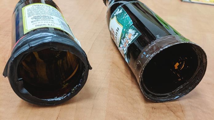 Důmyslná skrýš: 89letý děda kradl olivový olej v lahvích od piva