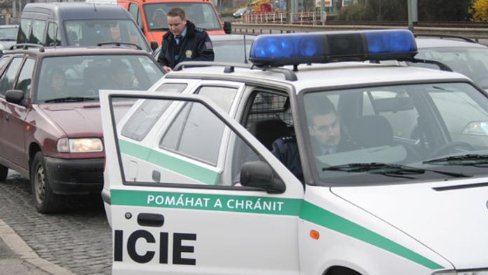 Divoká honička: namol opilý řidič skončil v příkopě