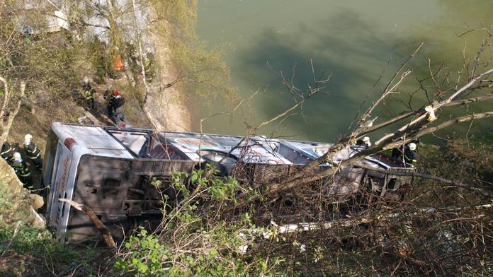 DĚSIVÁ HAVÁRIE! Autobus PLNÝ LIDÍ zůstal viset na OKRAJI SRÁZU!