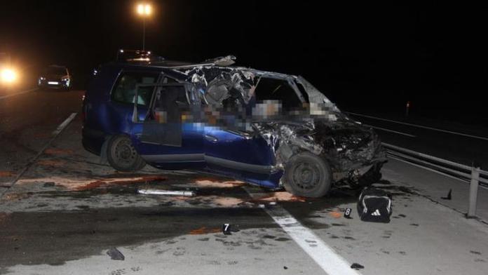 Renault se u Vyškova napasoval pod kamion, tři mrtví