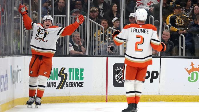 Anaheim porazil Boston. Pastrňák znovu bodoval, Dostál střídal za parťáka