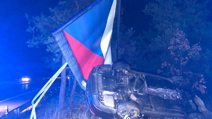 Řidič srazil na dálnici D4 jelena, jeho vůz skončil v billboardu
