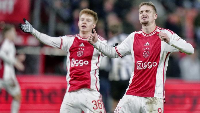 Zklamaní hráči Ajaxu po prohře v poháru s Herculesem ze čtvrté ligy