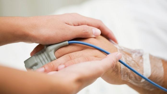 Manželé podlehli covidu-19 jen minutu po sobě, drželi se při tom celou dobu za ruce