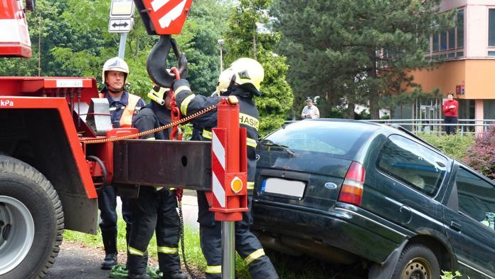 Roztržitý řidič nezabrzdil. Auto skončilo v řece