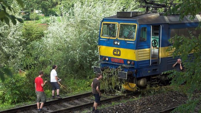 POČASÍ: padlé stromy zastavily vlaky. Hrozba druhé vlny bouřek