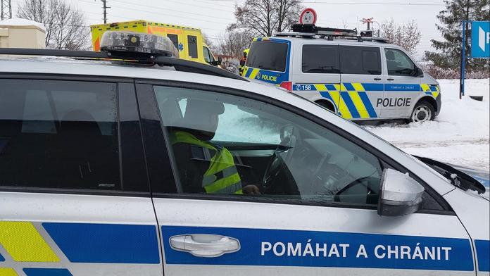 Tragická nehoda v Ostravě. Při srážce auta s vlakem zemřely dvě děti