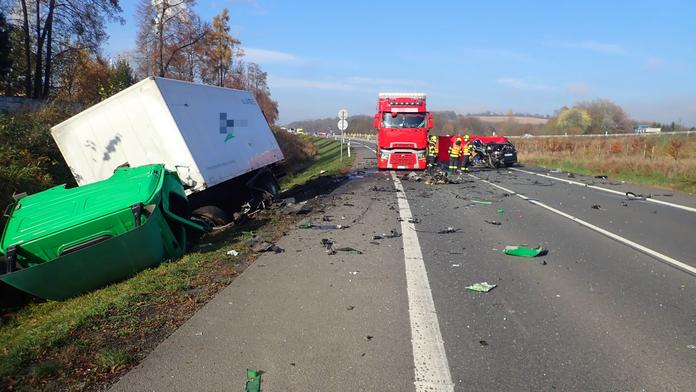 Tragická nehoda na Vsetínsku! Řidička osobního auta zemřela na místě