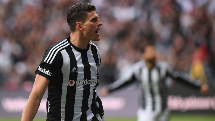 Dostal strach a balí kufry. Mario Goméz opouští turecký Besiktas