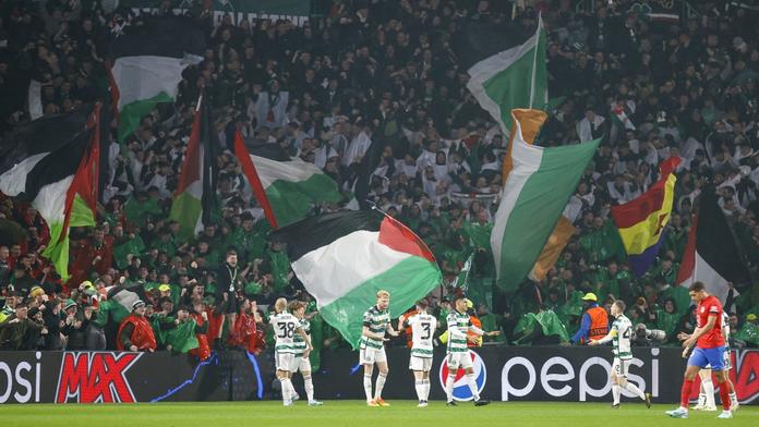 V Celtic Parku zavlály palestinské vlajky