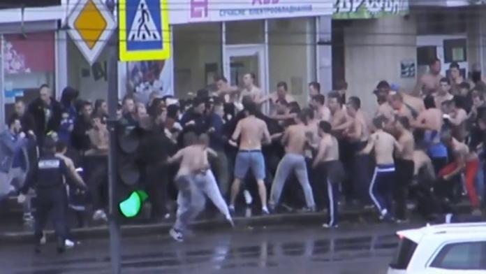 50 opilců se porvalo před hudebním klubem v Mělníku