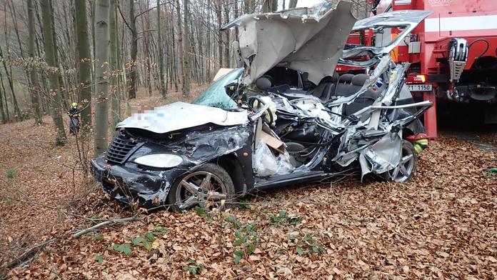 Tragická nehoda na Vsetínsku. Řidič s autem skončil ve srázu