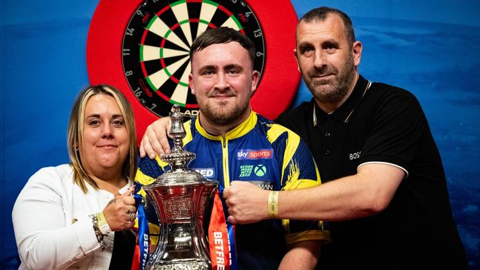 Luke Littler se svými rodiči a trofejí z World Matchplay